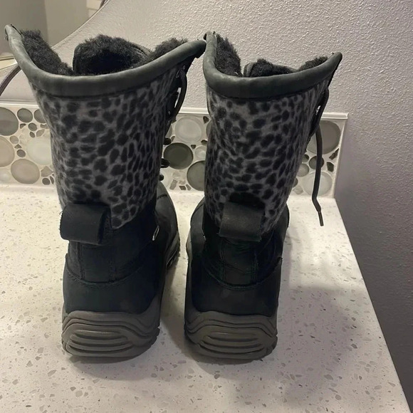 𝅺ugg Adirondack II leopard woman’s waterproof boots - Picture 8 of 14